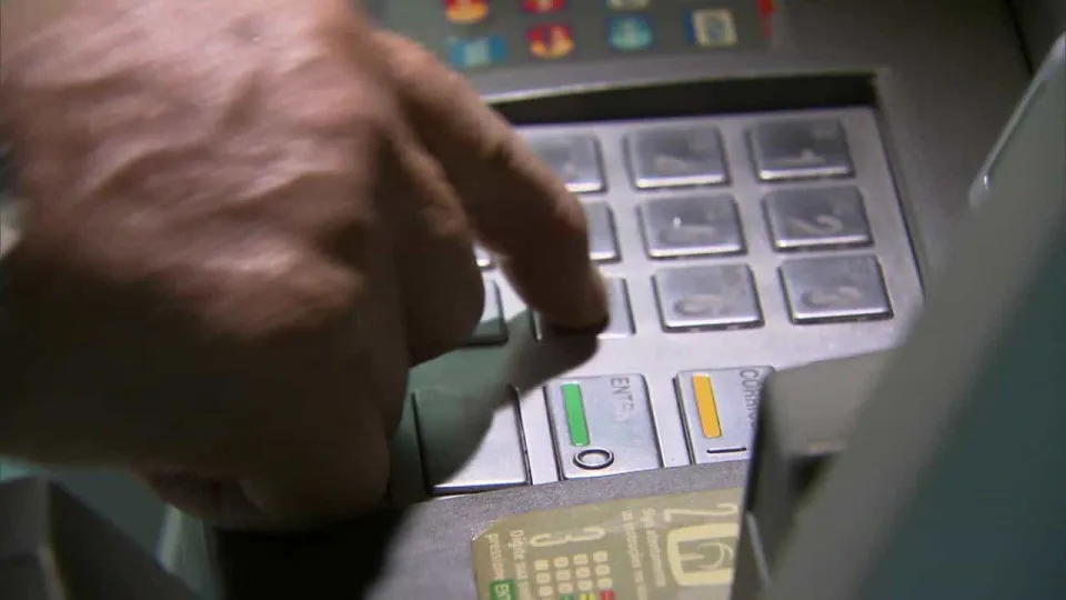 Bancos introduzem pacotes não financeiros para mitigar a redução de receita proveniente de tarifas.