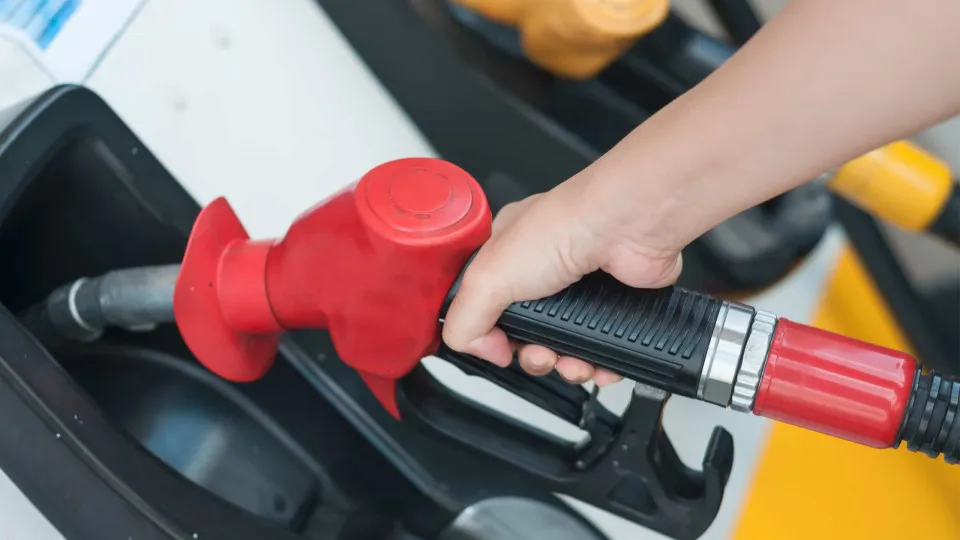 Petrobras anuncia queda no preço da gasolina, mas postos não repassam a redução em junho.