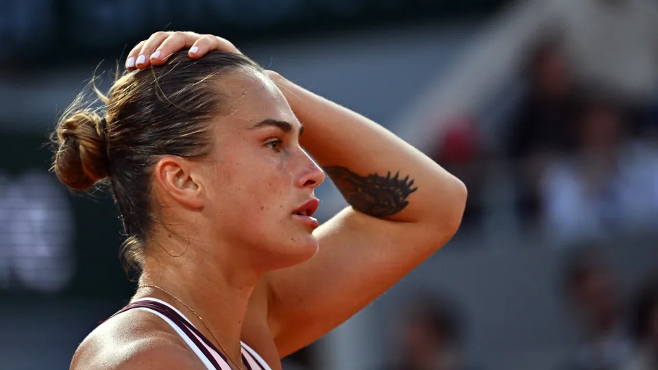 Sabalenka triunfa na estreia e coloca fim na jornada surpreendente da qualificada em Wimbledon.