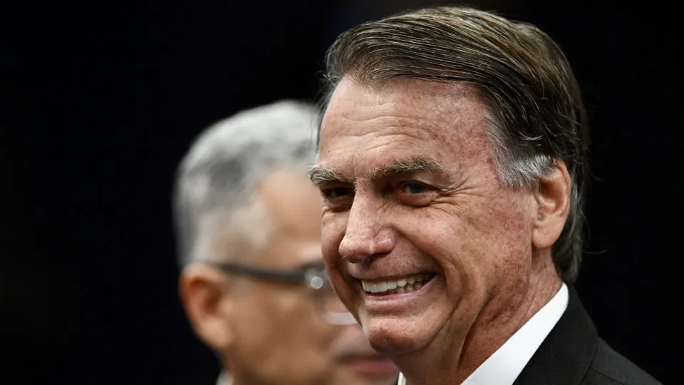 Advogado de Bolsonaro afirma ao STF que nunca teve contato com os parentes de Cid sobre acordo de delação.