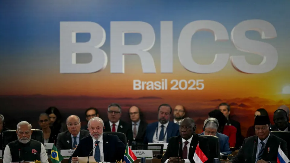 Após advertência, países do BRICS reagem a Trump com críticas e precaução.