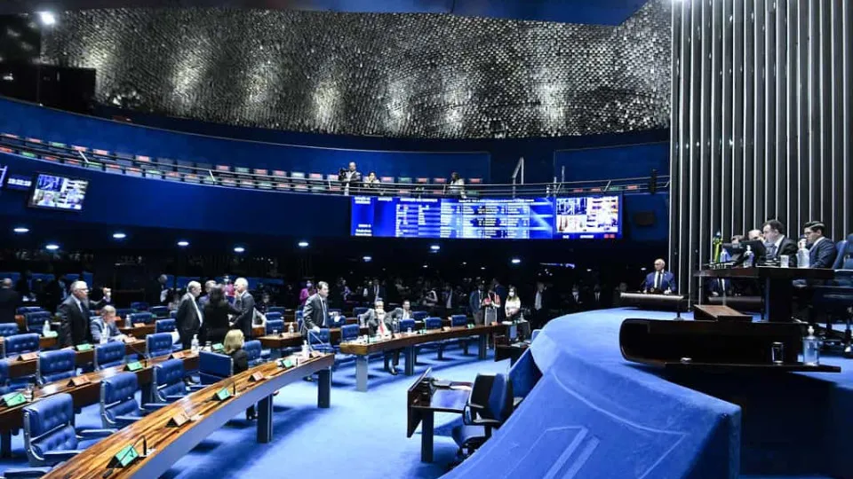Congresso continua a aprovar propostas que aumentam despesas, ao mesmo tempo em que exige reduções do governo.