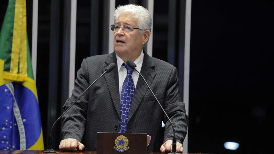 Crítico do PT, Roberto Requião se unirá ao PDT ainda este mês.