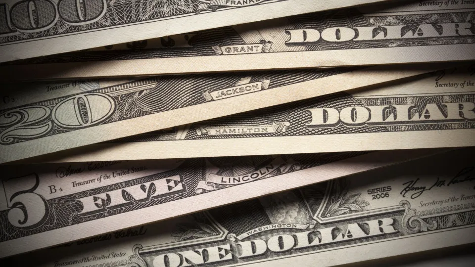 Dólar e mercado acionário em queda, com foco nas negociações comerciais nos EUA e na indefinição sobre o IOF.