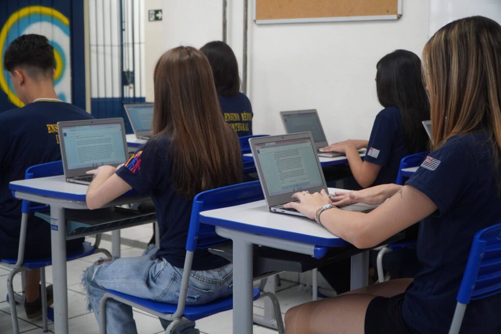 Estudo revela que uso de plataformas não elevou desempenho em SP - 03/07/2025 - Educação