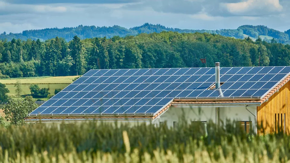 Europa enfrenta apagões e registros elevados de geração solar durante a onda de calor.