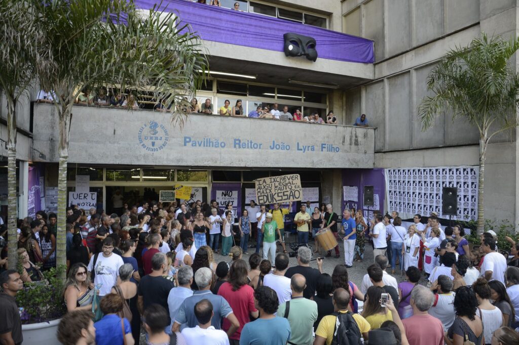 Evento na UERJ apoia o grupo terrorista Hamas.