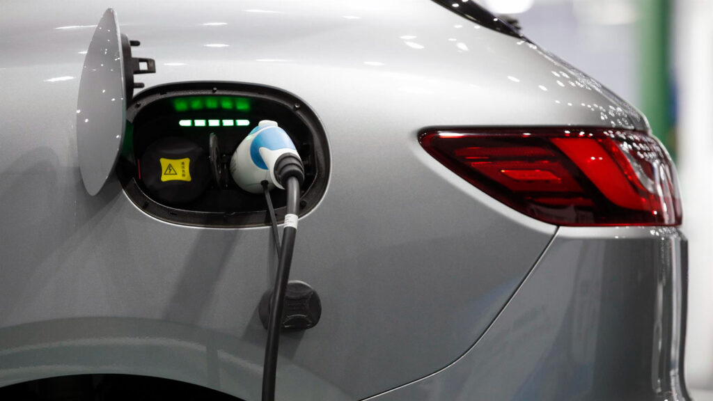 Governo aumenta a taxa sobre a importação de veículos elétricos.