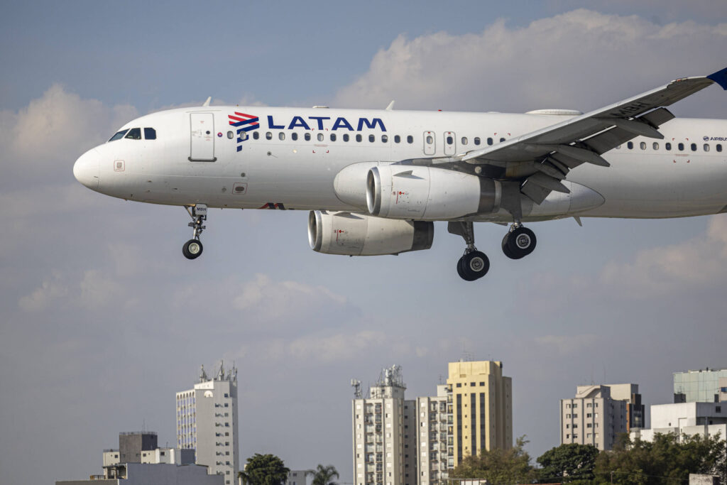 Latam é reconhecida como a melhor companhia aérea pelos moradores de São Paulo - 25/06/2025 - Turismo