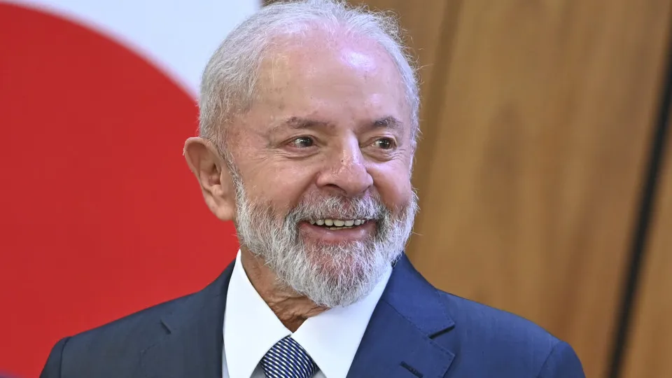 Lula afirma que o presidente da Petrobras parece 'vulnerável' e 'ingênuo', mas é capaz.
