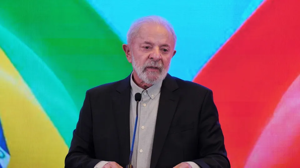Lula afirma que, se os preços da gasolina não diminuírem, o governo será visto como tolo.