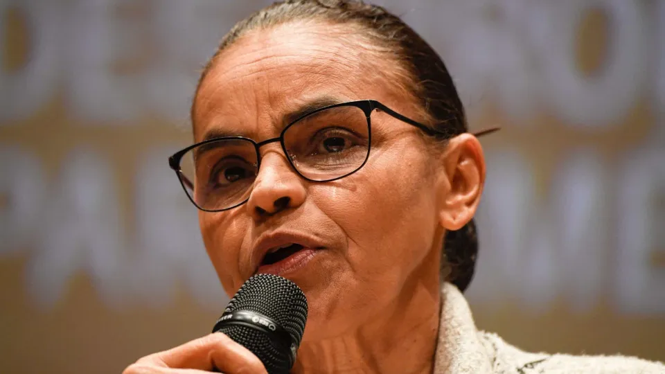 Marina Silva enfrenta novos ataques durante sessão no Congresso.