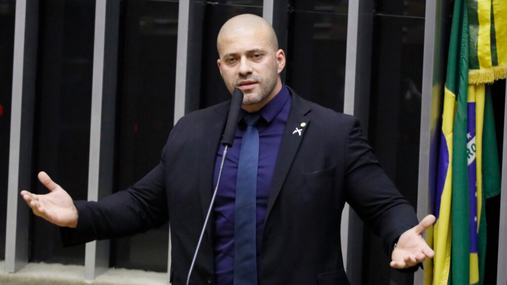 Médico remite informe a Moraes y sugiere operación para Daniel Silveira.