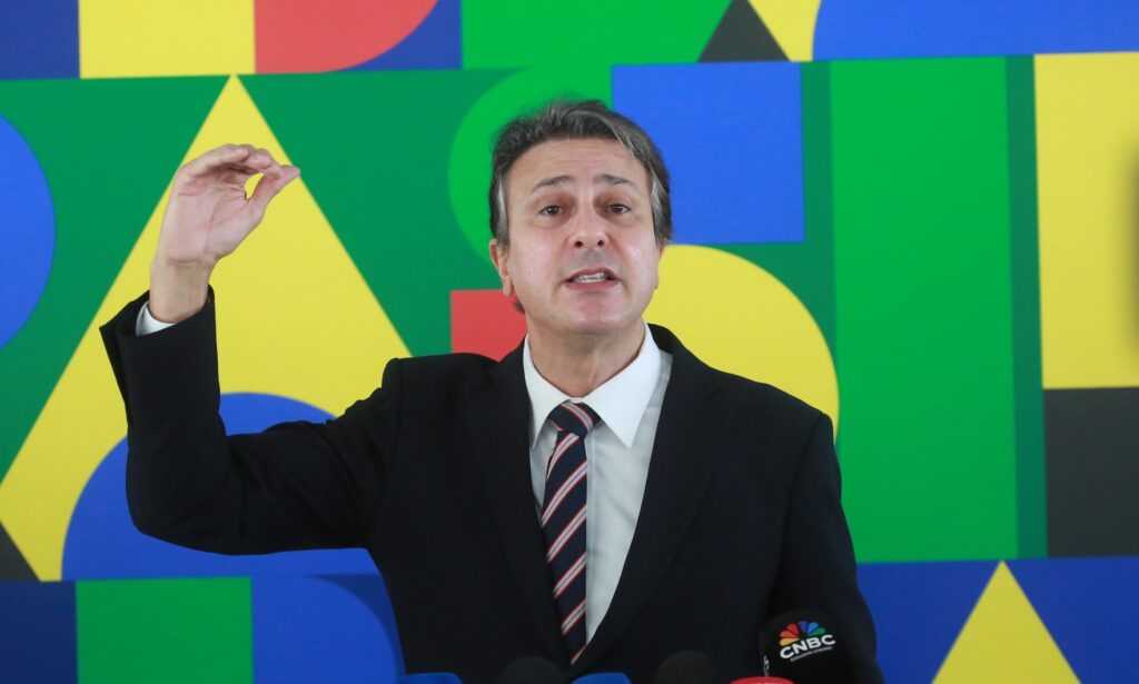 Ministro desbloqueia R$ 300 milhões para instituições de ensino superior após limitações de decreto.