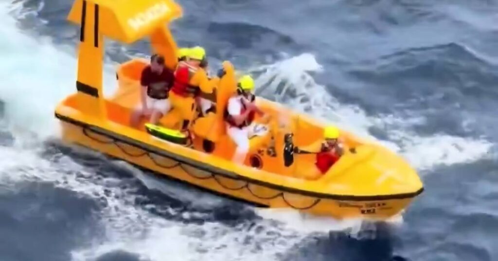 Pai mergulha no oceano para resgatar filha que caiu de um cruzeiro da Disney.