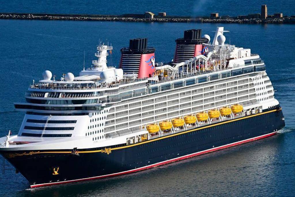 Pai se joga de um navio da Disney para resgatar a filha no mar - 02/07/2025 - Turismo