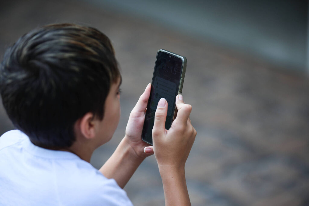 Proibição de smartphones nas escolas melhora a concentração, revela pesquisa - 05/07/2025 - Educação