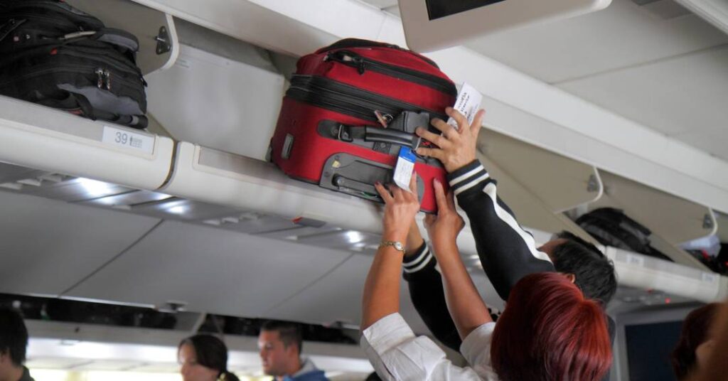 União Europeia considera banir a cobrança de bagagem de mão pelas companhias aéreas.
